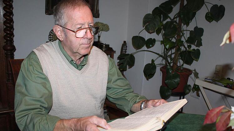 Pfarrer Reinhard Grebe liest in der Bibel. Diese war auch ständiger Begleiter während seines knapp 30-jährigen Wirkens in Steinbach. Foto: Veronika Schadeck