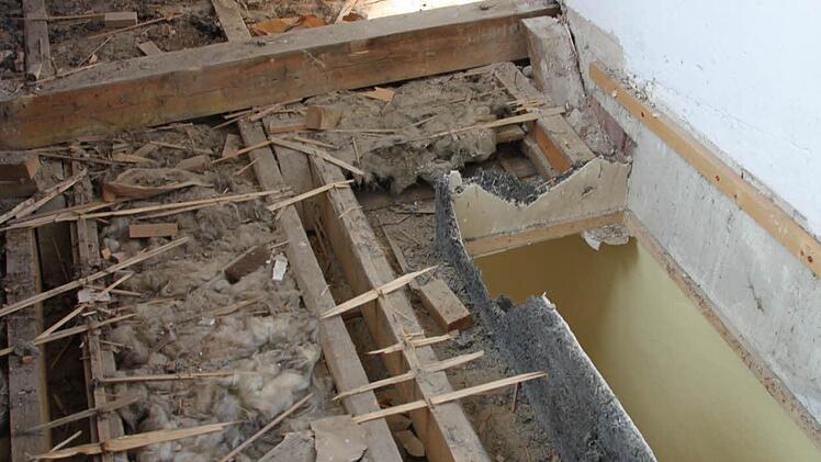 Im Inneren der Fabrikgebäude werden gerade Materialien wie Holz und Metall herausgenommen, um fachgerecht entsorgt zu werden.