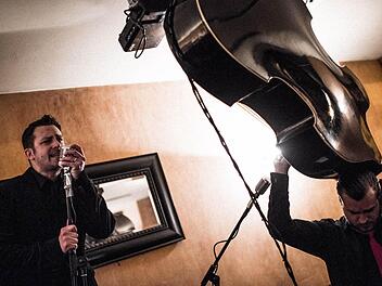 Bildunterschrift: Paul Zimmermann schreit sich die Seele aus dem Leib und Max Fischer spielt den schweren Standbass auf dem Rücken. "Paul Carpenter And The Royal Agency" sind für ihre energiegeladenen Konzerte bekannt. Am 8. November geht im "TECnet Zentrum" in Burkersdorf die Post ab. Foto: Stephan Amm.