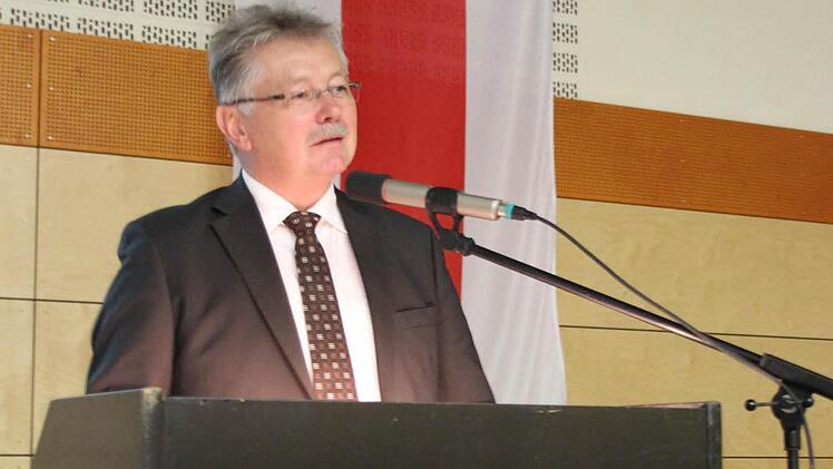 Bürgermeister Herbert Schneider ging am Mittwochabend in der Festhalle auf die Entwicklung des Marktes Küps ein.  Foto: Friedwald Schedel