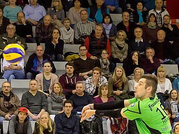 Die Fans waren von der starken Leistung der Coburger Volleyballer gegen Champions-League-Teilnehmer VfB Friedrichshafen begeistert. Foto: Albert Höchstädter