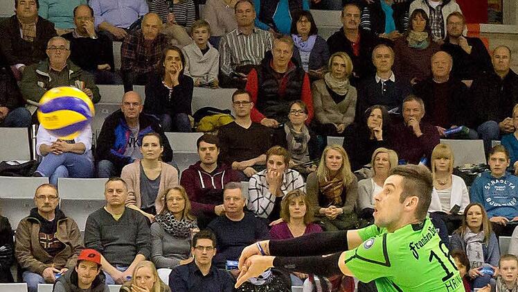 Die Fans waren von der starken Leistung der Coburger Volleyballer gegen Champions-League-Teilnehmer VfB Friedrichshafen begeistert. Foto: Albert Höchstädter