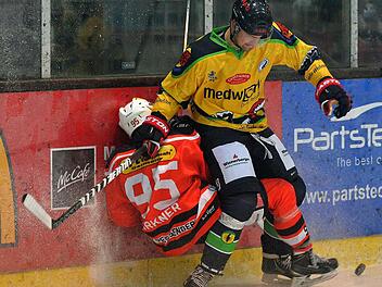 Jiri Ryzuk (re.) und die Höchstadt Alligators sind im Halbfinale der Eishockey-Bayernliga gegen Peißenberg mit 1:0 in Führung gegangen. Foto: Archiv