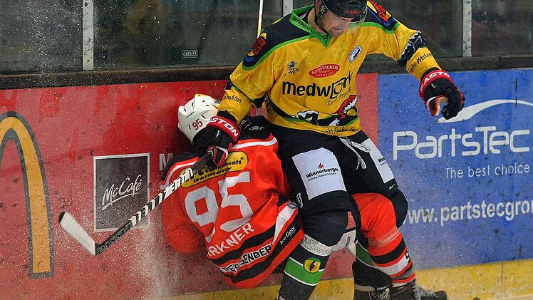 Jiri Ryzuk (re.) und die Höchstadt Alligators sind im Halbfinale der Eishockey-Bayernliga gegen Peißenberg mit 1:0 in Führung gegangen. Foto: Archiv