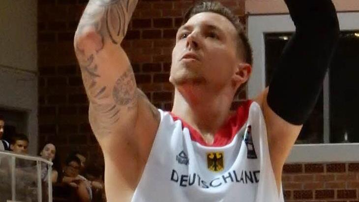 Daniel Theis zeigt bei den Freiwürfen keine Blöße und verwandelte alle seine sechs Versuche. Foto: Udo Schilling