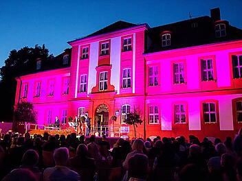 Traumhafte Stimmung vor dem Jagdschloss bei der Serenade der Coburger Sommeroperette in Bad Rodach.  Fotos: Albert Höchstädter