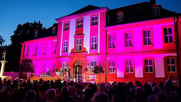 Traumhafte Stimmung vor dem Jagdschloss bei der Serenade der Coburger Sommeroperette in Bad Rodach.  Fotos: Albert Höchstädter