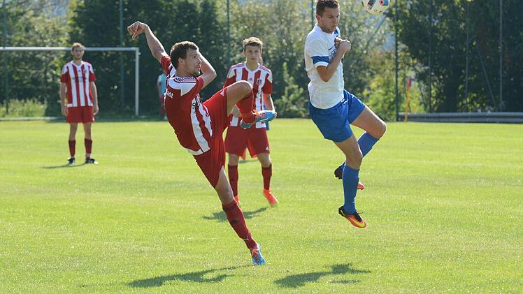 Die besseren Haltungsnoten im Vergleich zum Unterpleichfelder Johannes Göbel (rechts) gibt es hier zweifelsohne für den Fuchsstädter Philipp Pfeuffer. Foto: ssp