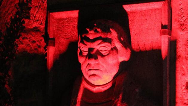 Sieht irgendwie diabolisch aus: Luther-B&uuml;ste auf der Veste Coburg (rot angestrahlt bei der "Nacht der Kontraste")Foto: Simone Bastian