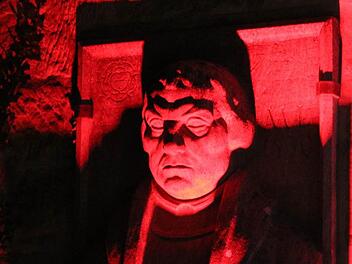 Sieht irgendwie diabolisch aus: Luther-Büste auf der Veste Coburg (rot angestrahlt bei der "Nacht der Kontraste")Foto: Simone Bastian