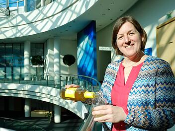 Lammsbräu-Chefin Susanne Horn mit der neuen Bio-Zitronen-Limo auf der Messe. Foto: Nikolas Pelke