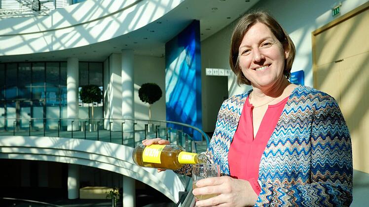 Lammsbräu-Chefin Susanne Horn mit der neuen Bio-Zitronen-Limo auf der Messe. Foto: Nikolas Pelke