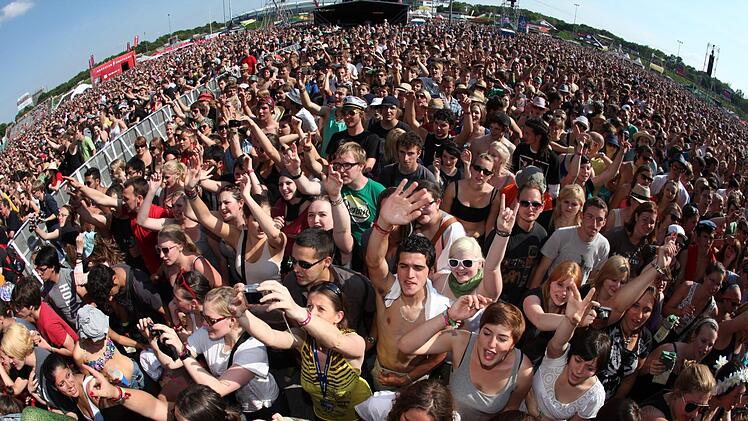 Rock im Park - der Wahnsinn am Zepplinfeld in Nürnberg geht wieder los. Täglich werden 85.000 Festivalbesucher erwartet. Foto: Daniel Karmann, dpa