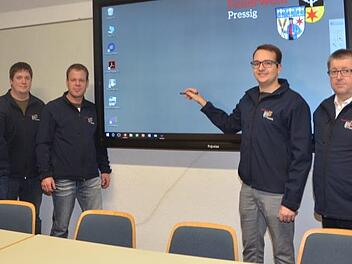 Sie freuen sich über ihr neues, interaktives Touch-Display im Schulungsraum des Pressiger Feuerwehrhauses: (von links) Christian Förtsch (Zweiter Vorsitzender), Andre Stadelmann (stellvertretender Kommandant), Daniel Bartsch (Kommandant), Thomas Frashek (Gruppenführer und EDV-Spezialist), Jürgen Lang (Vorsitzender).  Foto: K.- H. Hofmann
