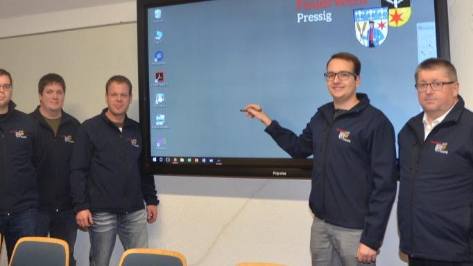Sie freuen sich über ihr neues, interaktives Touch-Display im Schulungsraum des Pressiger Feuerwehrhauses: (von links) Christian Förtsch (Zweiter Vorsitzender), Andre Stadelmann (stellvertretender Kommandant), Daniel Bartsch (Kommandant), Thomas Frashek (Gruppenführer und EDV-Spezialist), Jürgen Lang (Vorsitzender).  Foto: K.- H. Hofmann