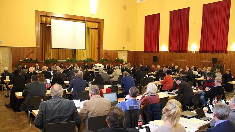In einer historischen gemeinsamen Sitzung im Kolpinghaus in Forchheim beschlossen der Kreistag und der Forchheimer Stadtrat die Klinikfusion zum 1. Januar 2019. Foto: Holger Strehl, Landkreis Forchheim
