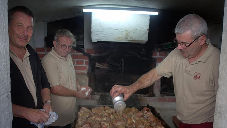 Bei so viel Gerstensaft konnte eine gute Grundlage nicht schaden: Die Haxen aus dem Dorfbackofen lohnten das Warten. Foto: Bettina Knauth