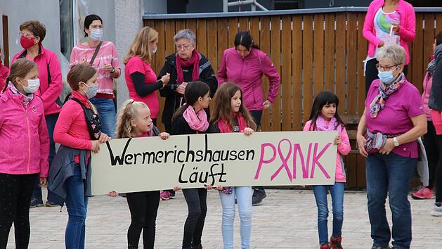 Auch die ganz jungen Damen des Dorfes Wermerichshausen waren beim Pinklauf zugunsten der Stiftung Brustkrebs ebenfalls mit dabei. Foto: Dieter Britz