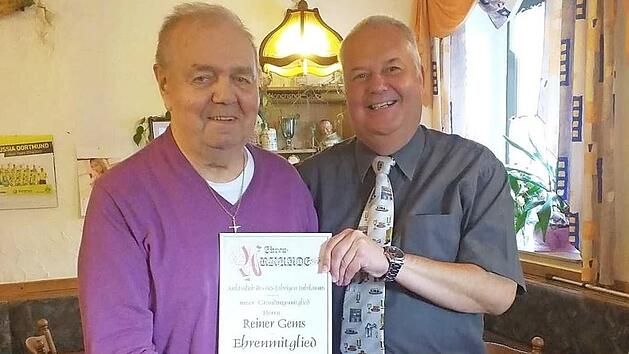 Bei der 60-Jahr-Feier des Mönchhofclubs Steinwiesen wurde das einzige noch lebende Gründungsmitglied Reiner Gems (links) zum Ehrenmitglied ernannt. Die Ernennungsurkunde überreichte Präsident Herbert Wessel.  Foto: privat