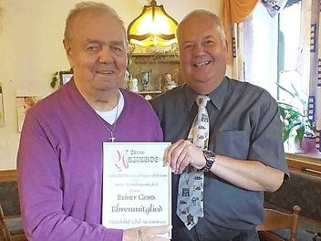 Bei der 60-Jahr-Feier des Mönchhofclubs Steinwiesen wurde das einzige noch lebende Gründungsmitglied Reiner Gems (links) zum Ehrenmitglied ernannt. Die Ernennungsurkunde überreichte Präsident Herbert Wessel.  Foto: privat