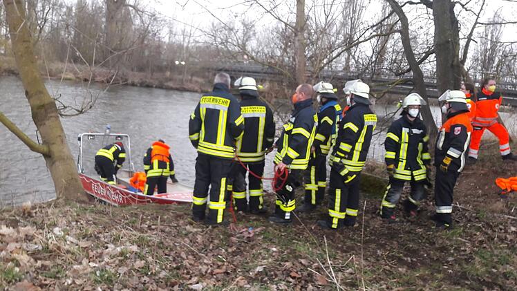 Rettungseinsatz der Feuerwehr Baiersdorf: Zwei Jungen mit Floß auf einsamer Insel in Regnitz gestrandet
