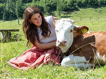 Eine Naturbegabung als Sennerin am Königssee: Veronika, die eigentlich Erzieherin ist, streichelt eine ihrer Kühe auf der Weide.