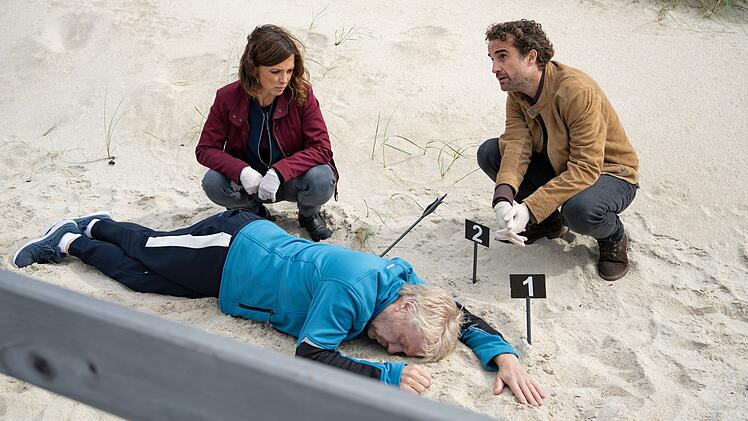 Hinnerk Feldmann (Oliver Wnuk) und Ina Behrendsen (Julia Brendler) untersuchen ihren Tatort am Strand. Hier wurde der Kriminalschriftsteller Leif Conradi (Rolf J&ouml;ns) mit Pfeil und Bogen erlegt. Dass dies gar nicht so einfach ist, finden die Kriminaler bald heraus.