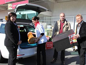 Die Chefin des Rewe-Marktes Kronach, Kerstin Brendel, wird von jetzt an jeden Donnerstag ihre Kundschaft beliefern. Mit im Bild: Bezirksmanagerin Anja Ludwig, Bürgermeister Wolfgang Beiergrößlein (rechts) und  Georg Köstner. Foto: Veronika Schadeck