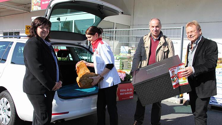 Die Chefin des Rewe-Marktes Kronach, Kerstin Brendel, wird von jetzt an jeden Donnerstag ihre Kundschaft beliefern. Mit im Bild: Bezirksmanagerin Anja Ludwig, Bürgermeister Wolfgang Beiergrößlein (rechts) und  Georg Köstner. Foto: Veronika Schadeck