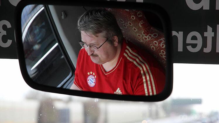 Auf der Autobahn und im Bus alles im Blick: Busfahrer Arthur Jungleib