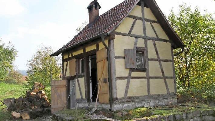 Die Zwetschgendarre (l.) von Friedrich Kropfeld steht am Ortseingang von Drosendorf. Als sie in den 80er-Jahren der Flurbereinigung im Weg war, hat er sie abgetragen und neben seinem Bierkeller wieder aufgebaut.
