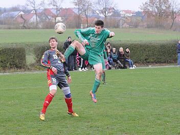 Der Eindruck täuscht: Jedenfalls hätte man sich den TSV Stangenroth über 90 Minuten so entschlossen gewünscht, wie dies Johannes Edelmann (rechts) hier gegen Schondras Louis Messerer vorführt. Foto: ssp