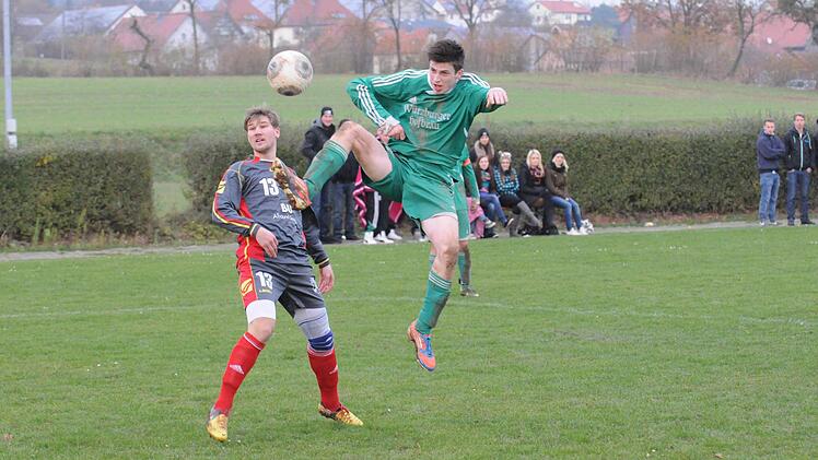 Der Eindruck täuscht: Jedenfalls hätte man sich den TSV Stangenroth über 90 Minuten so entschlossen gewünscht, wie dies Johannes Edelmann (rechts) hier gegen Schondras Louis Messerer vorführt. Foto: ssp