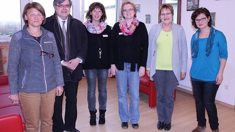 Sprachen über die Arbeit in der Altenpflege: Sabine Bechmann, Pflegedienstleitung der BRK-Sozialstation, Thomas Petrak, BRK-Kreisgeschäftsführer, Birgit Baier, Pflegedienstleitung im Pflegeheim "Am Weidengarten", die dortige Heimleiterin Annett Kürsten, die Leiterin des Pflegeheimes "Am Staffelberg" in Bad Staffelstein, Elke Gäbelein, und die dort als Auszubilldende tätige Natalie Martow (von links). Foto: Popp