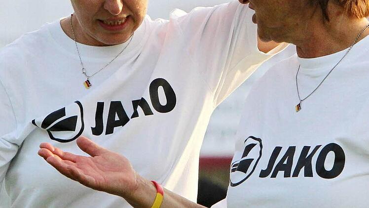 Silke Eber bespricht sich mit ihrer Co-Trainerin Sabine Carle.