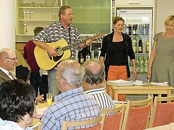 Gute Laune gehört zu den Treffen der Selbsthilfegruppe. Bei der kleinen Jubiläumsfeier sorgten dafür Rochus Seufert mit seinen Sängerinnen Kerstin Büttner und Alexandra Krines-Beßler (stehend von links). Zu Gast war auch der Zeiler Bürgermeister Thomas Stadelmann (links). Foto: Sabine Weinbeer