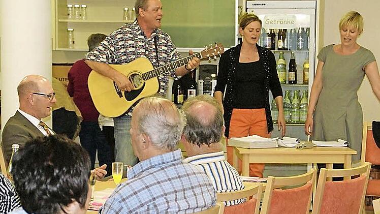 Gute Laune gehört zu den Treffen der Selbsthilfegruppe. Bei der kleinen Jubiläumsfeier sorgten dafür Rochus Seufert mit seinen Sängerinnen Kerstin Büttner und Alexandra Krines-Beßler (stehend von links). Zu Gast war auch der Zeiler Bürgermeister Thomas Stadelmann (links). Foto: Sabine Weinbeer