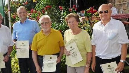 Diese Mitglieder sind seit Jahren dem Frankenwaldverein verbunden. Fotos: Karl-Heinz Hofmann