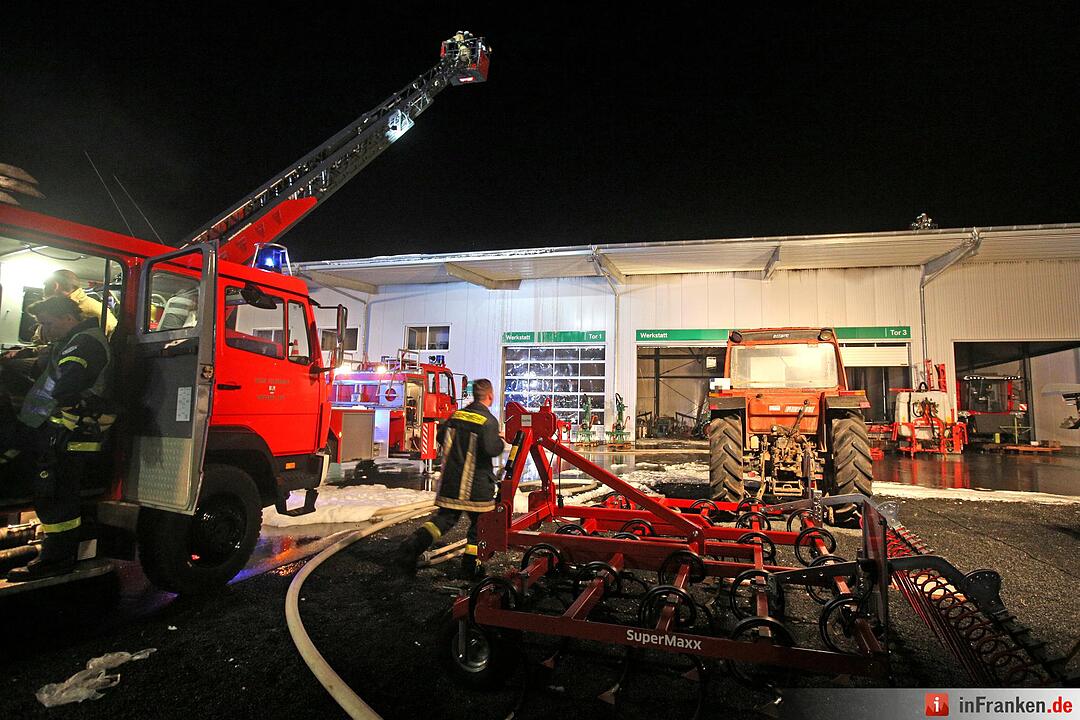 Schonungen: Werkstatthalle steht in Flammen