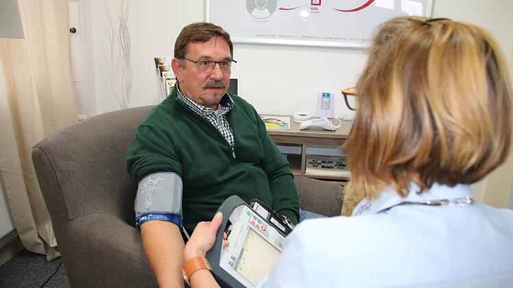 Nicht die Patienten fahren, sondern der Arzt wird zugeschaltet: Auf dem Foto stellen Udo Heimann und Marion Hümmler vom Bad Kissinger Zentrum für Telemedizin das im Januar anlaufende Fokusprojekt Mona (für mobile netzwerkmedizinische Assistenz) nach. Foto: Ralf Ruppert