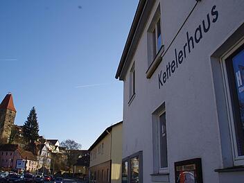 Das Kettelerhaus in Kronach beheimatet die Gaststätte "Holly's" sowie die "Filmburg". Beide Einrichtungen sollen durch den angestrebten Verkauf nicht beeinträchtigt werden. Foto: Marco Meißner