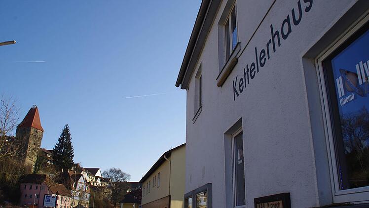 Das Kettelerhaus in Kronach beheimatet die Gaststätte "Holly's" sowie die "Filmburg". Beide Einrichtungen sollen durch den angestrebten Verkauf nicht beeinträchtigt werden. Foto: Marco Meißner