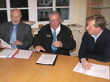 Für Jürgen W. Heike, Gerhard Korn und Frank Altrichter  (von links) ist die Sache klar:  Bei der CSU-Fraktion genießt Walter Thamm weiter das volle Vertrauen. "Wir wissen alle, was er gesagt", betonte  Altrichter als Fraktionsvorsitzender gestern.Berthold Köhler