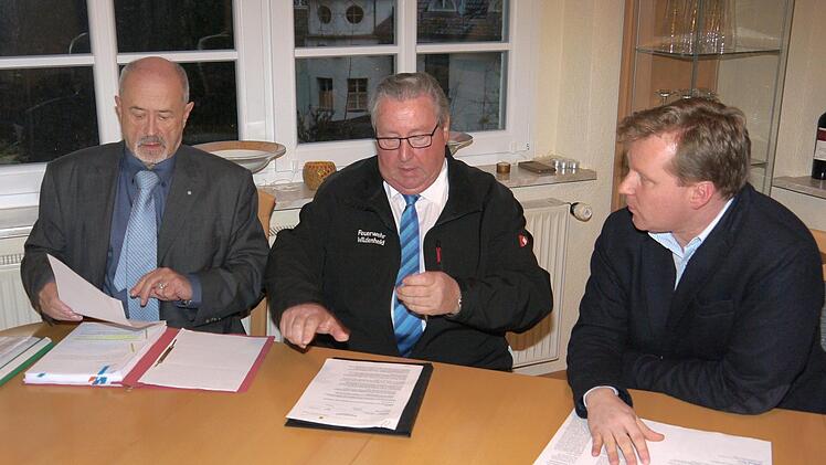 Für Jürgen W. Heike, Gerhard Korn und Frank Altrichter  (von links) ist die Sache klar:  Bei der CSU-Fraktion genießt Walter Thamm weiter das volle Vertrauen. "Wir wissen alle, was er gesagt", betonte  Altrichter als Fraktionsvorsitzender gestern.Berthold Köhler