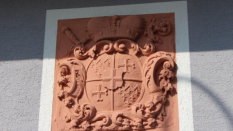 Dieses Wappen zierte ursprünglich die Eingangstür zum Gemischtwarenladen von Oskar Gerhard. Jetzt befindet es sich an der Stirnseite des Hauses. Julia Raab