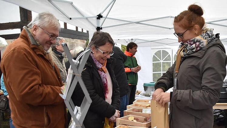 Lisa Hertel verkaufte an ihrem Stand alte, vom Aussterben bedrohte Kartoffelsorten. Foto: Uschi Prawitz