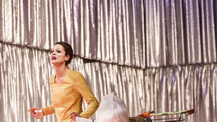 Turbulentes Bühnenvergnügen: Die Komödie "Bezahlt wird nicht!" von Dario Fo feierte Premiere am Landestheater Coburg.Foto: Angelina Bauer-Kalter