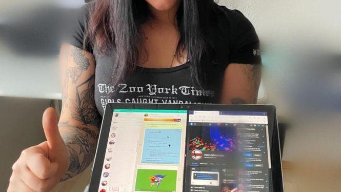 Die Leiterin des Pins, Britta Klett, zeigt das Digitalangebot "Pins-Club". Fotos: privat