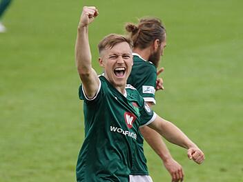 Unabhängig von der Ligazugehörigkeit, hat Thomas Haas seinen Vertrag beim FC 05 vorzeitig verlängert. Klar, dass der Außenverteidiger Treffer der Schnüdel künftig in der dritten Liga feiern will. Foto: Max Kilian