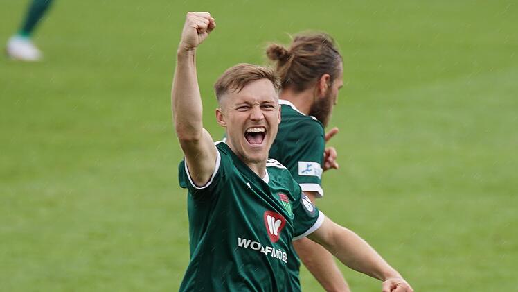 Unabhängig von der Ligazugehörigkeit, hat Thomas Haas seinen Vertrag beim FC 05 vorzeitig verlängert. Klar, dass der Außenverteidiger Treffer der Schnüdel künftig in der dritten Liga feiern will. Foto: Max Kilian